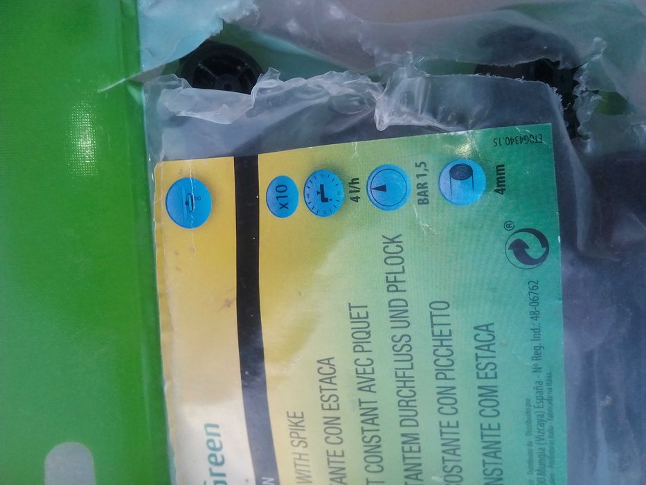 Gotejador de rega com estaca