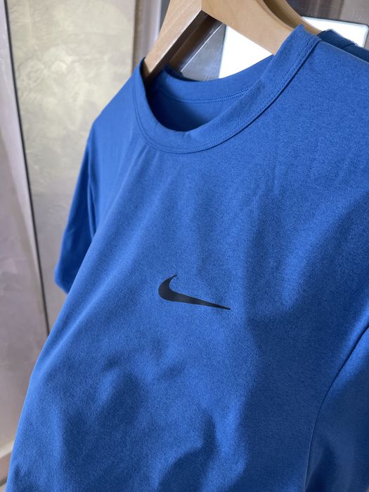 Блакитна футболка Nike Swoosh — мінімалізм та преміальна якість