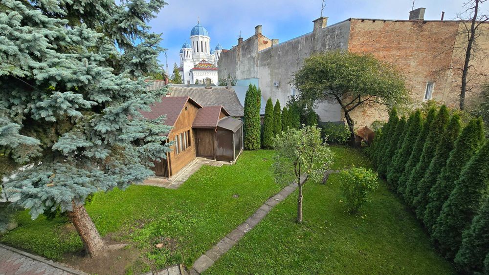 Продається будинок в центрі міста.