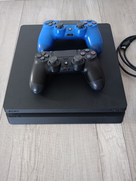 Konsola PS4 slim 500gb + 2 pady + okablowanie
