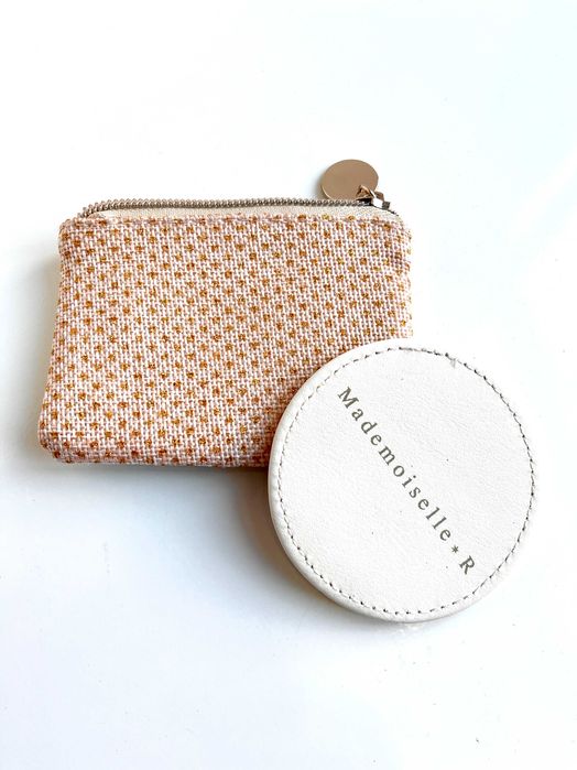 Pequena bolsa brilhante com espelho incluído