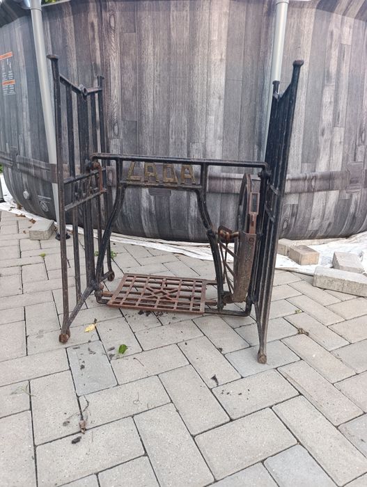 Sprzedam nogi z maszyny do szycia Lada