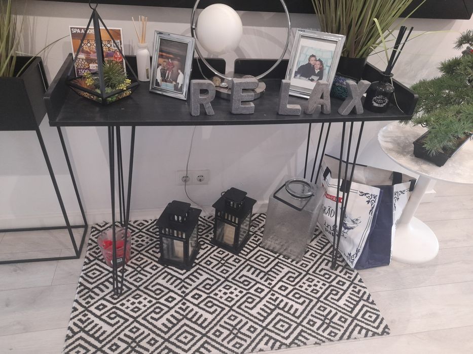 Mesa preta com pes em ferro de 110x36 h75