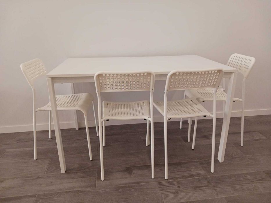 Mesa de jantar IKEA com 4 cadeiras