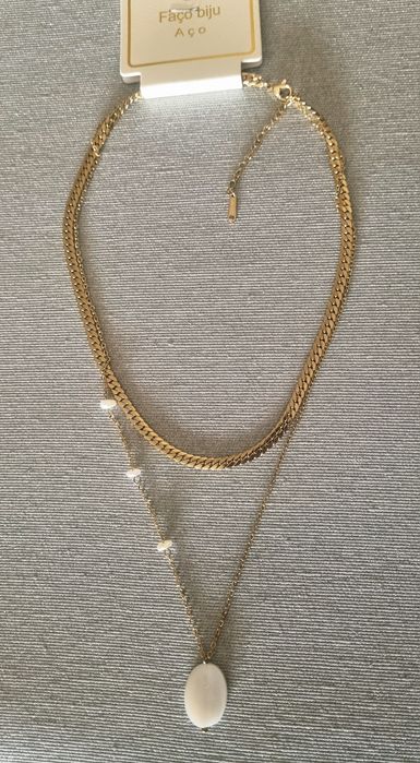 Colar duplo dourado, em aço, com pingente em madrepérola natural.
