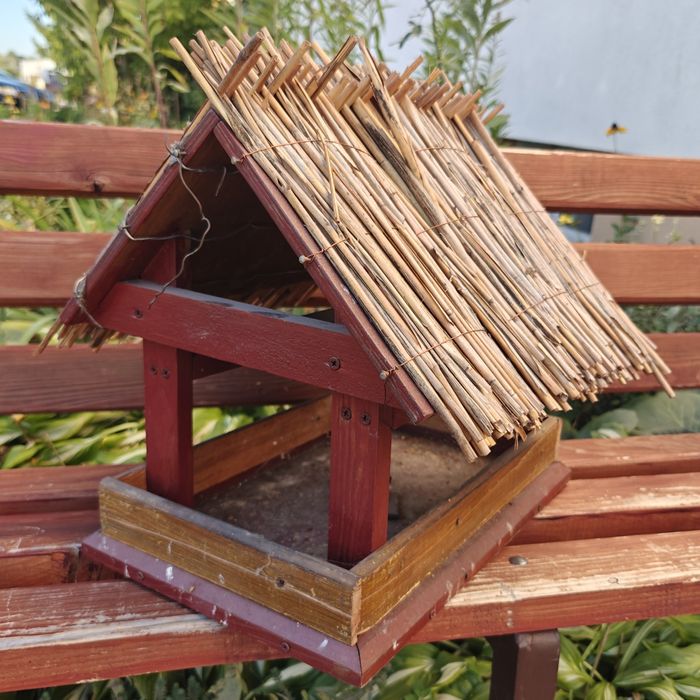 Ręcznie robiony drewniany karmnik dla ptaków z daszkiem ze słomy