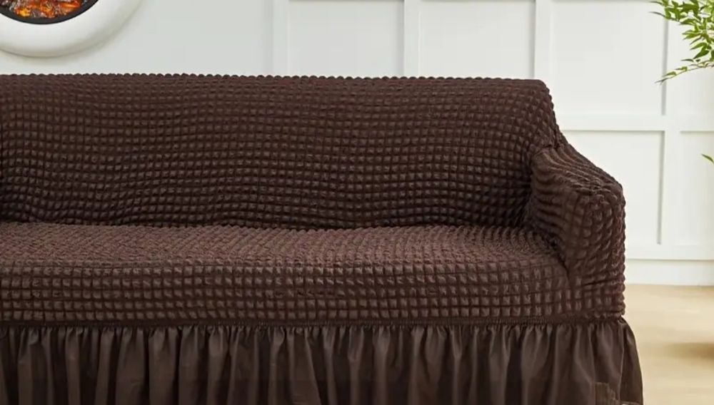 Sofá castanho simples para 4 pessoas