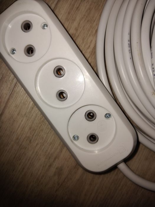 Удлинитель 10 метров на три гнезда.