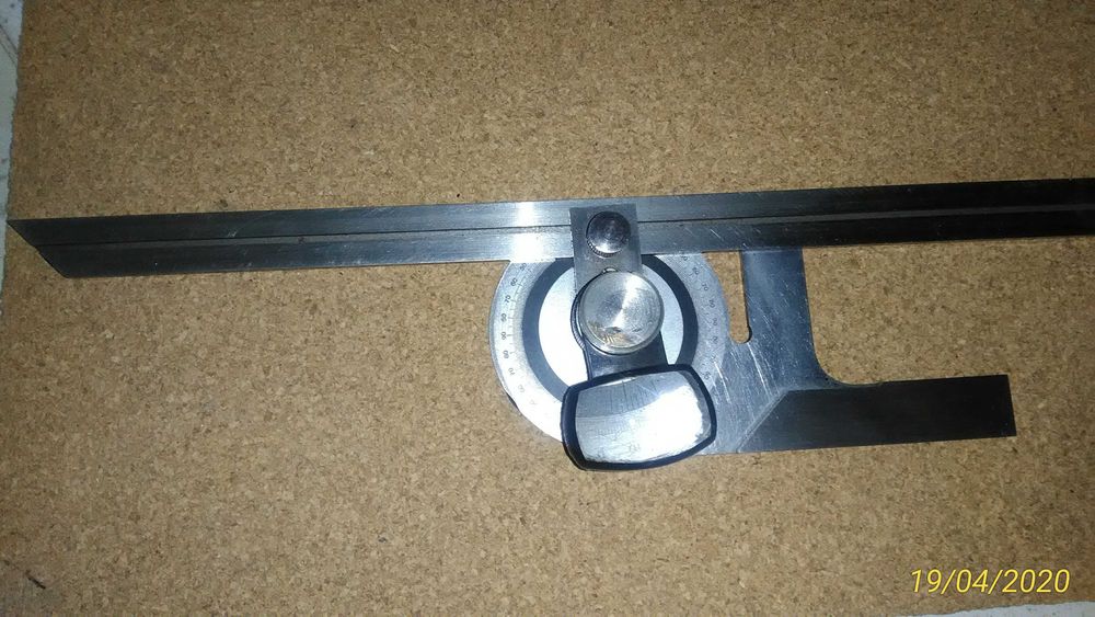 Suta graduada  com lupa ideal para traçar ângulos