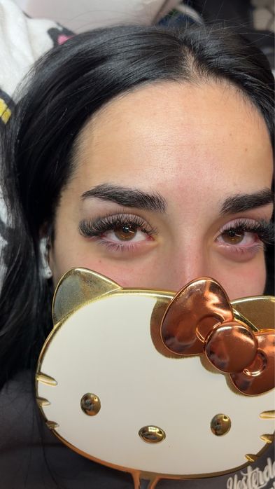 Extensão de pestanas e design de sobrancelhas