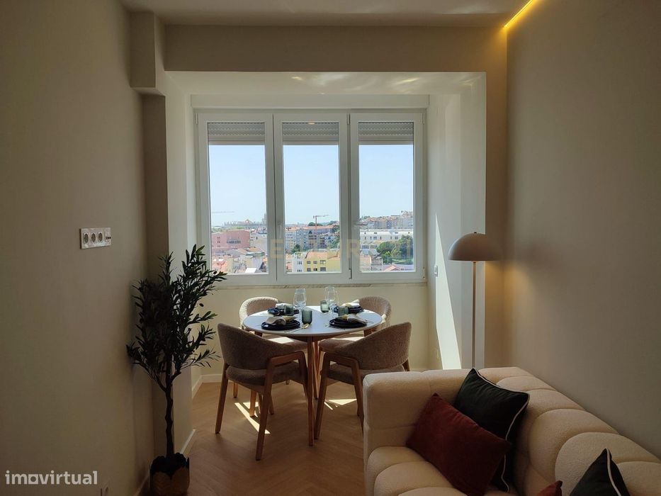 Apartamento T2 Renovado com Vista Rio em São Vicente, Lisboa