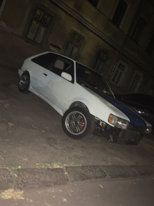 Авто Mazda 323 .