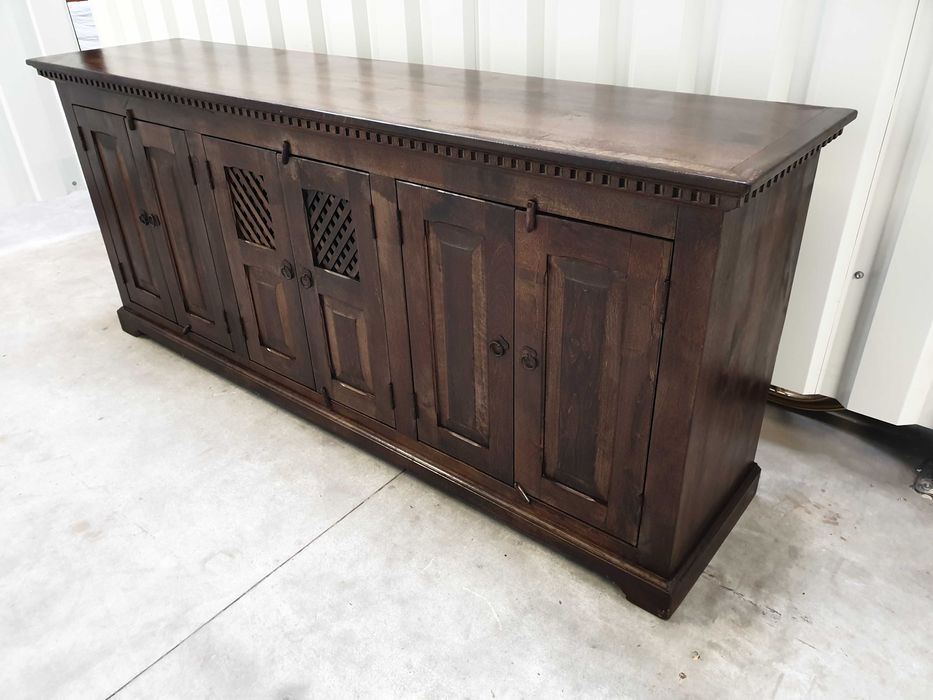 Masywna komoda kolonialna wykonana z litego palisandru indyjskiego.