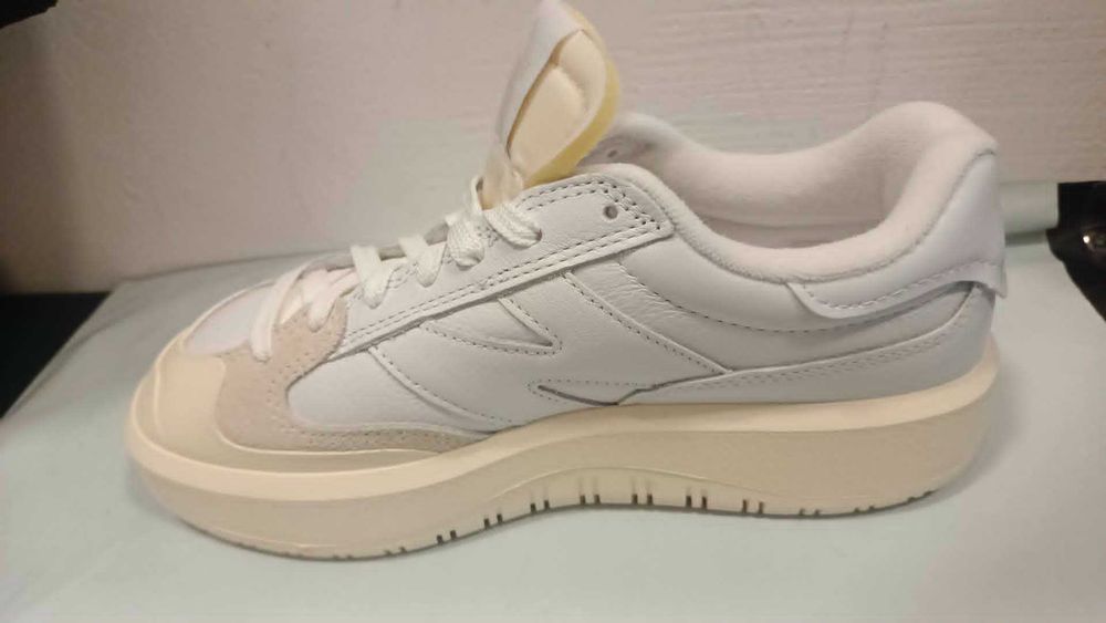 Jeden but prawy New Balance CT302SG rozmiar 39,5