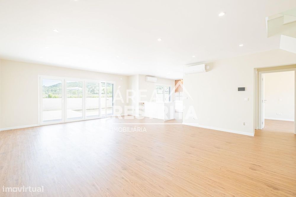 Moradia T4 Isolada com Piscina, Suite e Garagem  em Azeitão