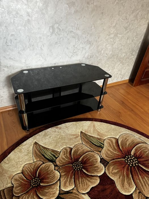 Столик для телевізора як новий