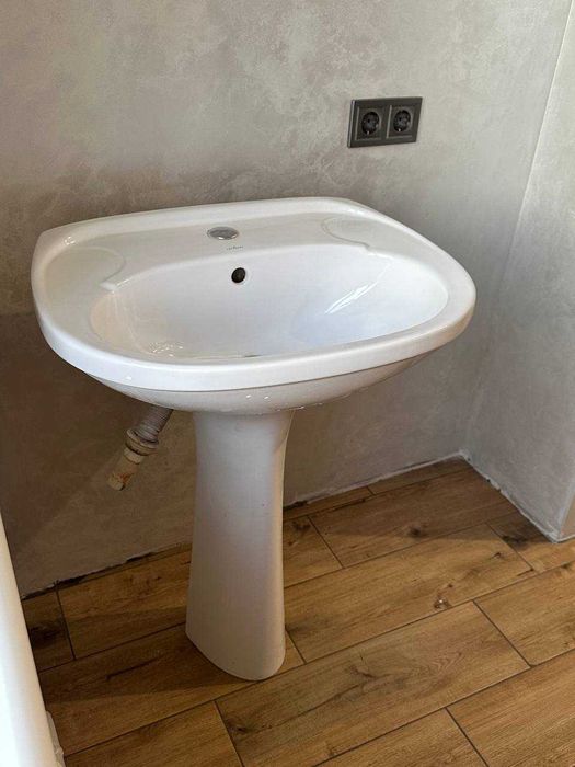 Умивальник з ніжкою