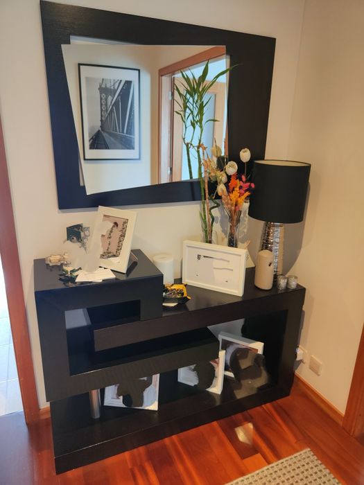 Vendo móvel com espelho de entrada