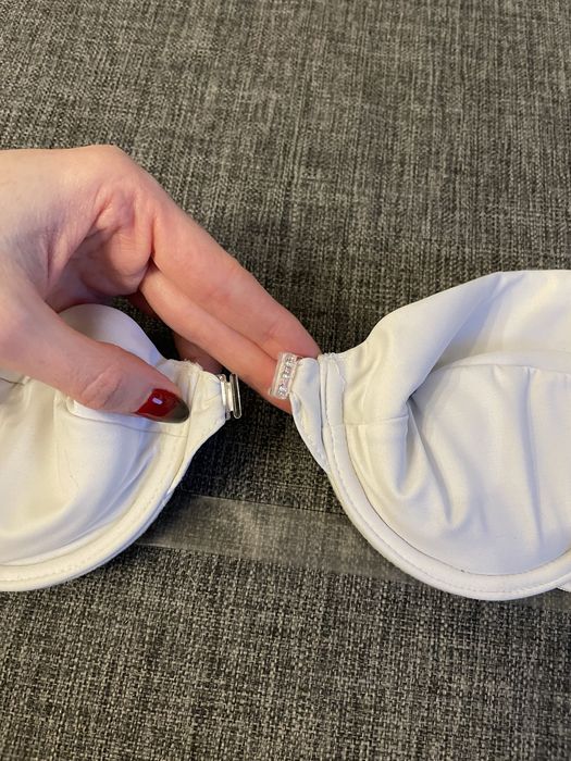 Bialy biustonosz usztywniany bez ramiaczek przeźroczysty pasek plecy