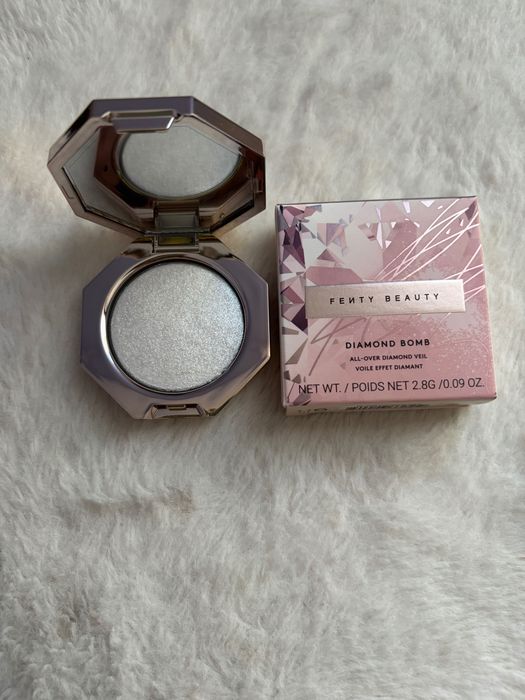 Rozświetlacz Fenty Beauty Diamond bomb w odcieniu How many carats?! Gramatura 2,8 g