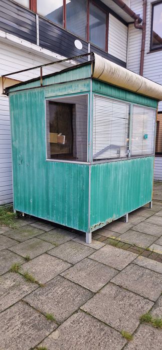 Sprzedam mały, oszklony kiosk z przeznaczeniem na biuro na parkingu, stróżówkę, biuro na komis samochodowy itp.
