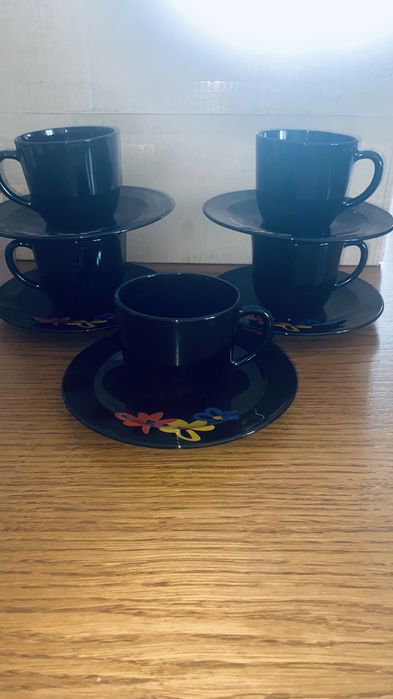 Zestaw filizanek ze spodkami