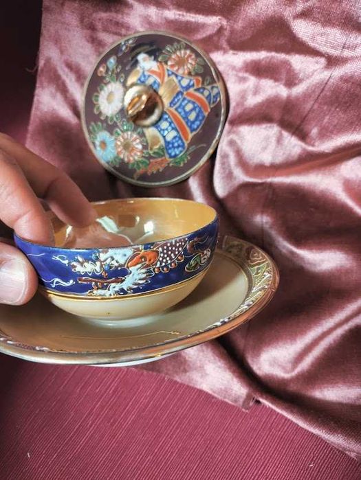 Manteigueira de porcelana oriental, estilo Satsuma, pintada à mão