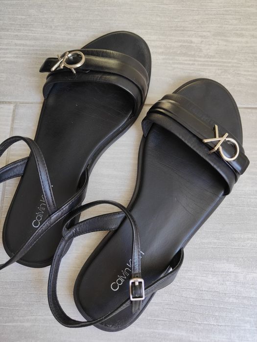 Czarne płaskie sandały skórzane Calvin Klein 38