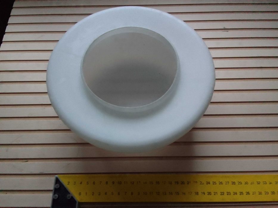 Klosz od plafonu, biały- mleczny, średnica 25cm.. dobry stan.