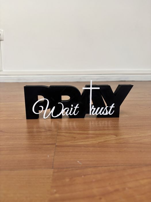 Placa Decorativa “Pray · Wait · Trust” – Impressão 3D