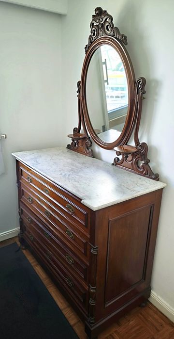 Cómoda Antiga com Toucador e Tampo em Mármore – Estilo Romântico