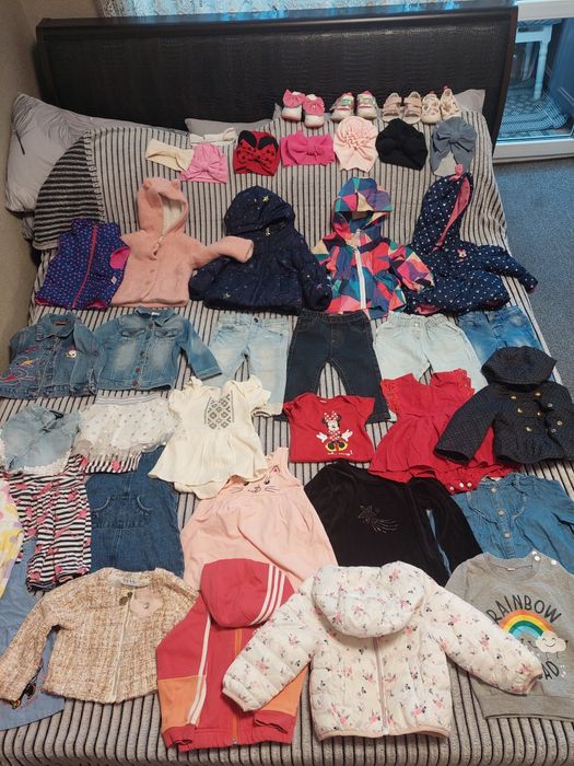 Величезний пакет одягу для дівчинки.