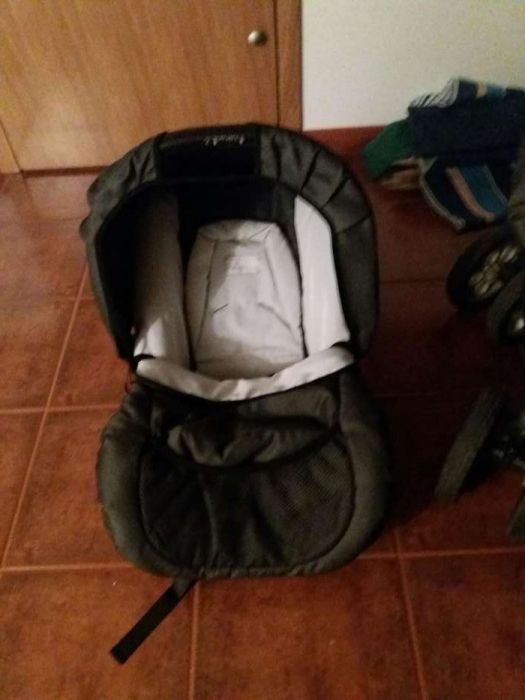 Carrinho de BÉBÉ com cadeirinha em óptimo estado