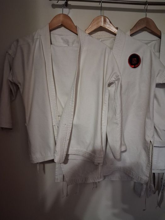 Tenho 4 kimonos para venda