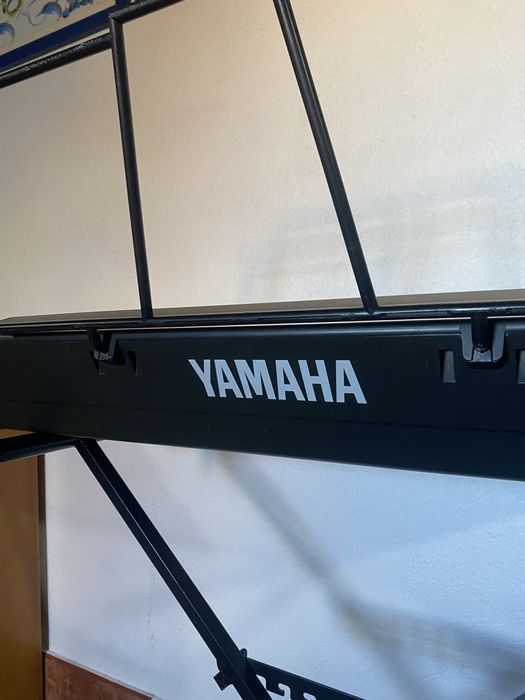 Teclado eletrónico com suporte