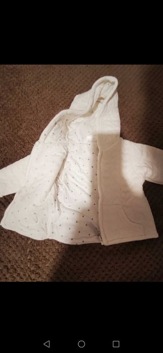 Biała bluza na zamku