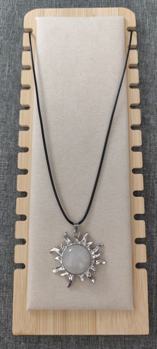 Colar com sol e pedra no centro