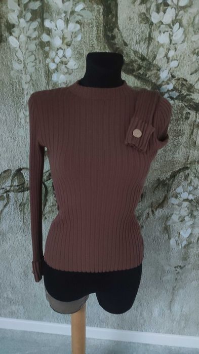 Brązowy dzianinowy sweterek