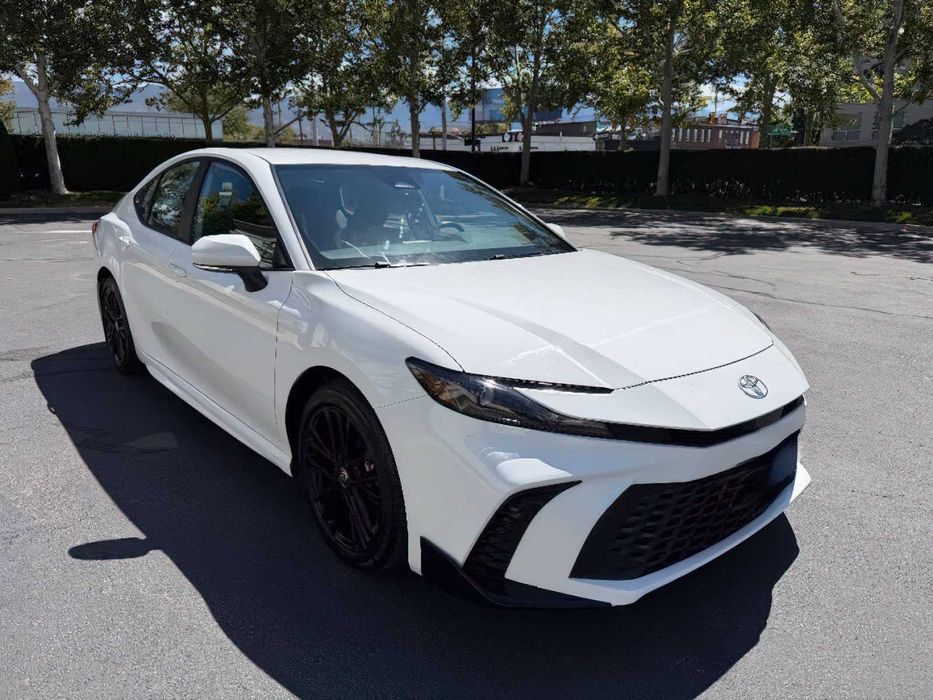 Toyota Camry SE      2025