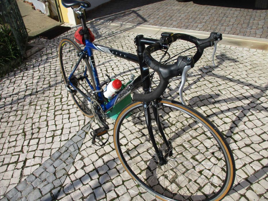 Bicicleta de estrada marca DECATHLON, roda 28, 16 speeds