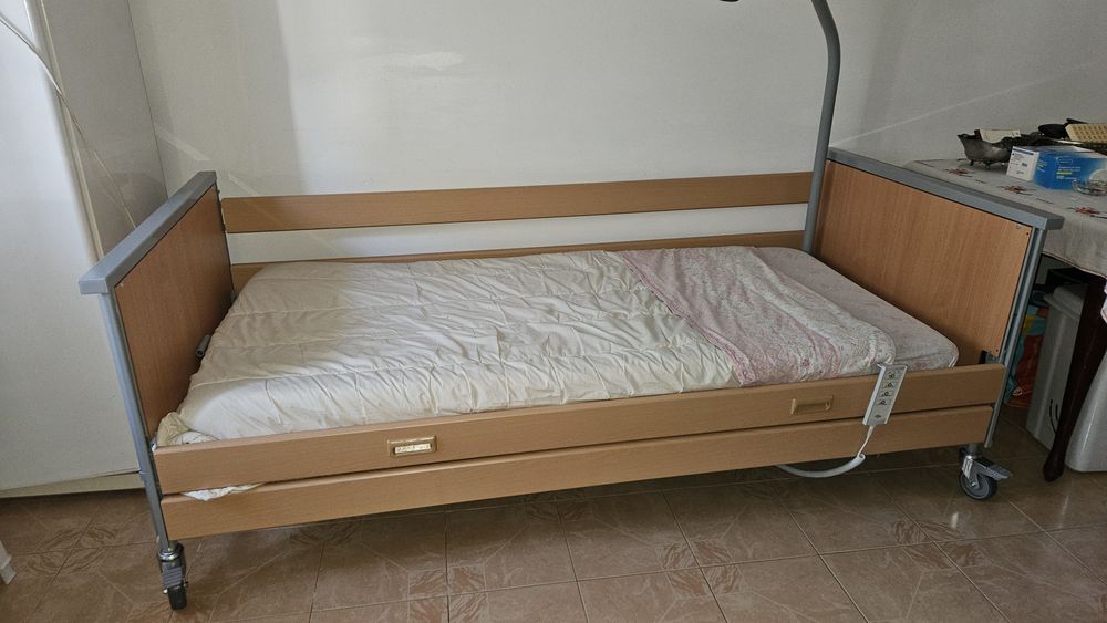 Cama hospitalar com  Elevação Eléctrica