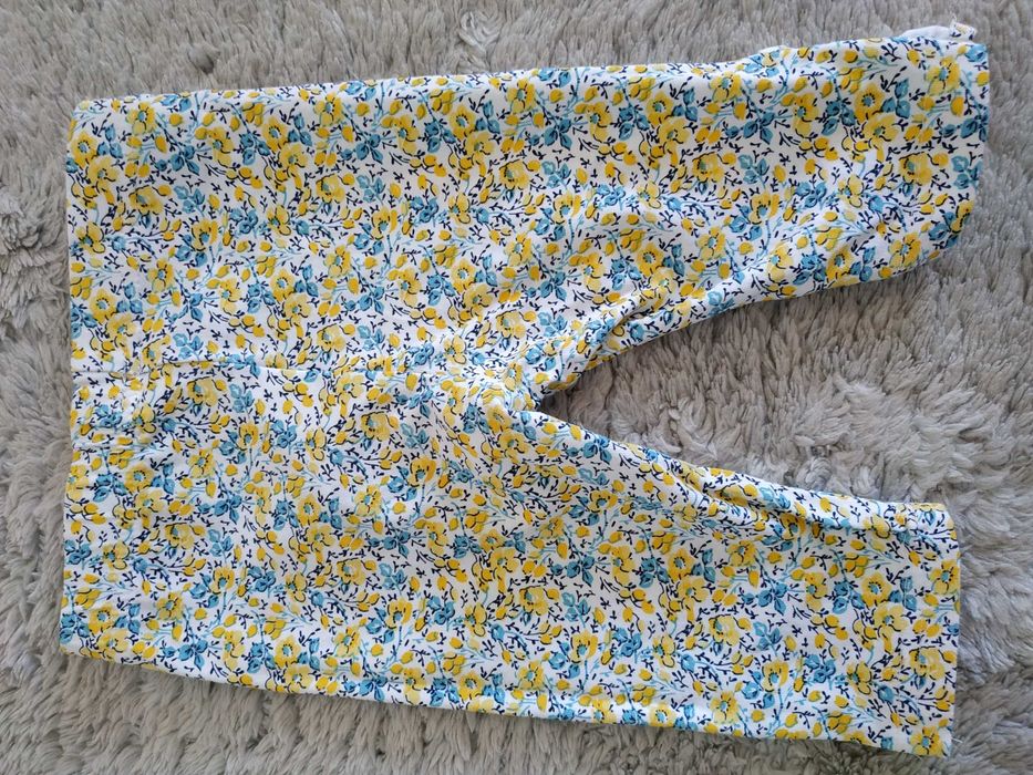 Legginsy/białe/kwiatki/ źółte/niebieskie/Coccodrillo/r.80