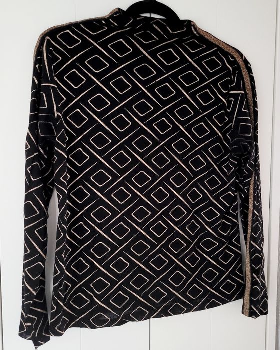 Cienki półgolf czarny ze złotymi dodatkami i połyskiem