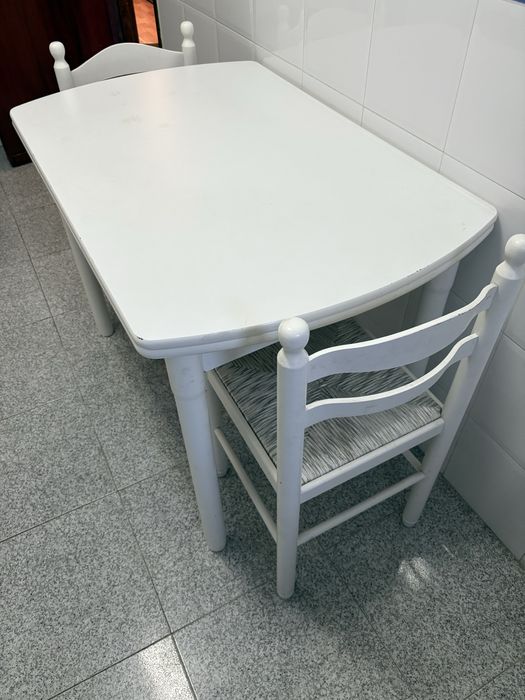 Duas cadeiras brancas de cozinha