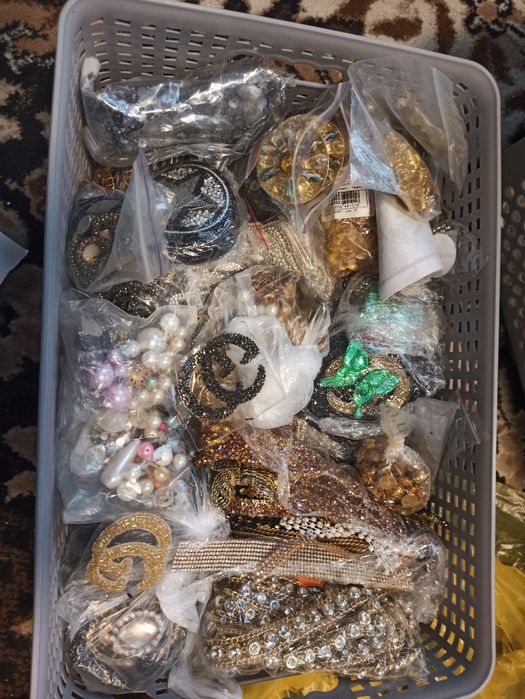 Нитки ,кнопки,стрази