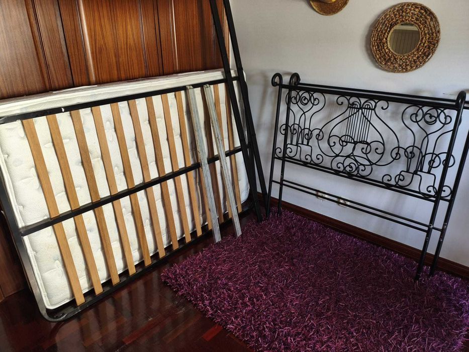 Cama em ferro preta 1,20 m x 1,90 m