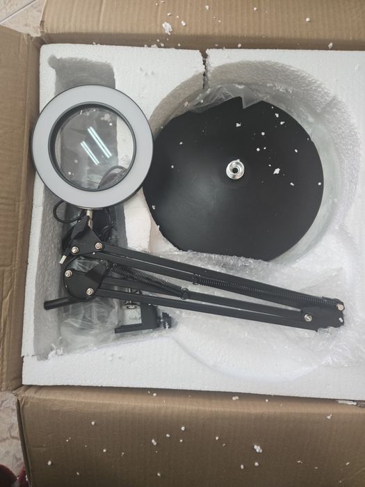 Lupa com luz de pé alto para estética na caixa nova