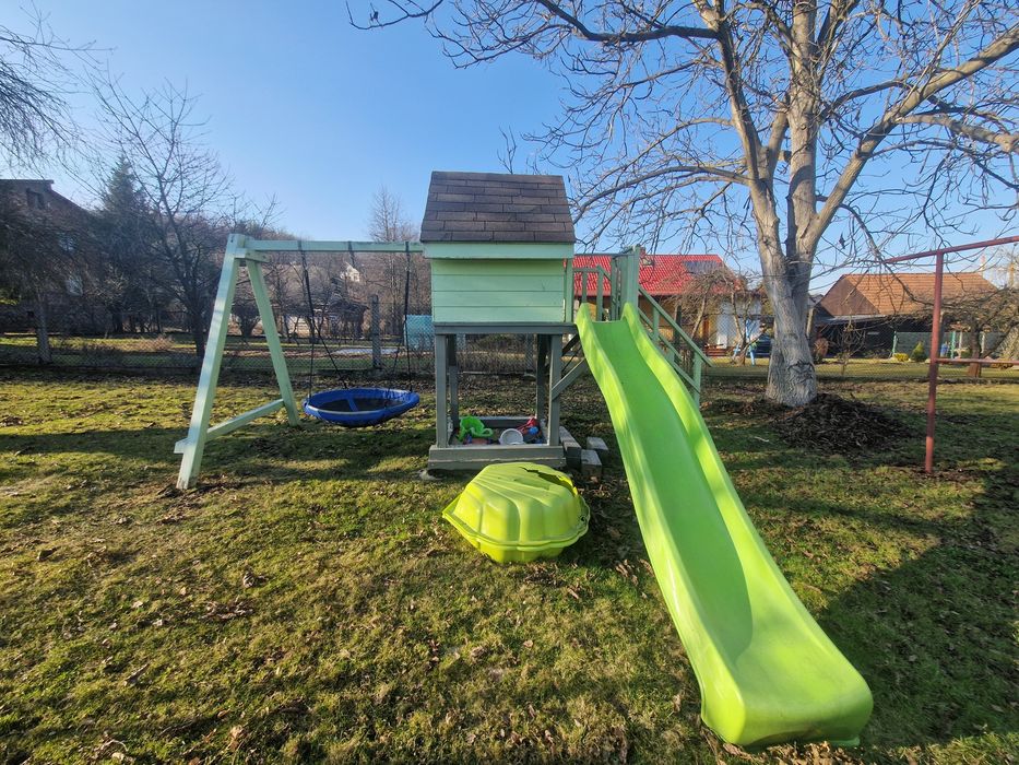 Domek ogrodowy ze zjeżdżalnią i huśtawką