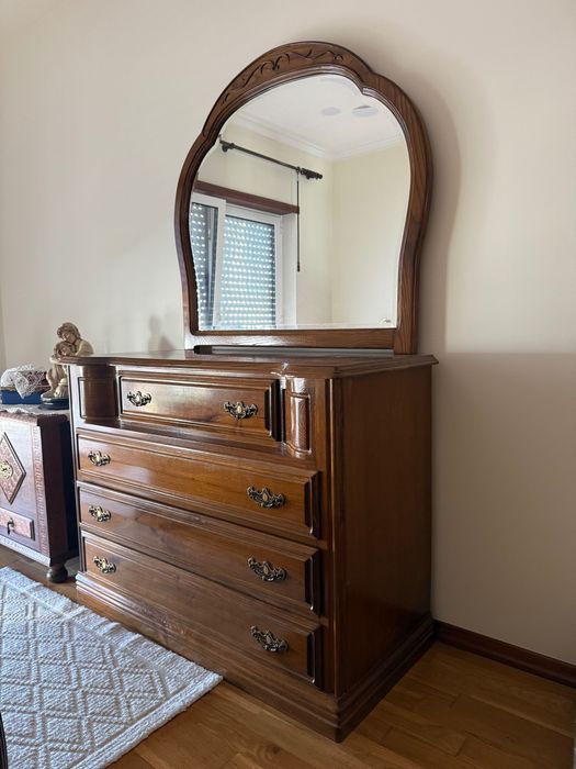 Quarto Completo Clássico em Madeira – OPORTUNIDADE – Estado impecável!