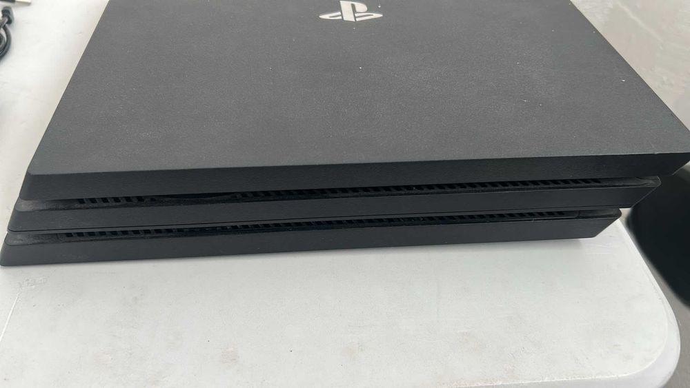 PlayStation 4 Pro  1 TERA  + Comando + Assassin's Creed IV: Black Flag